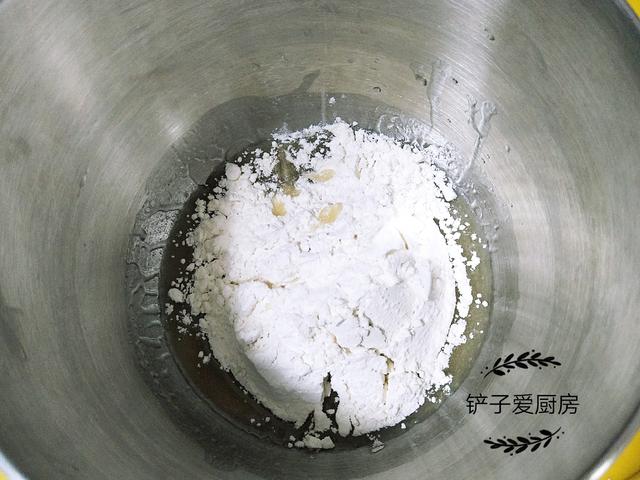 快到中秋节了,自制老五仁月饼,详细步骤教给你,比卖的还好吃