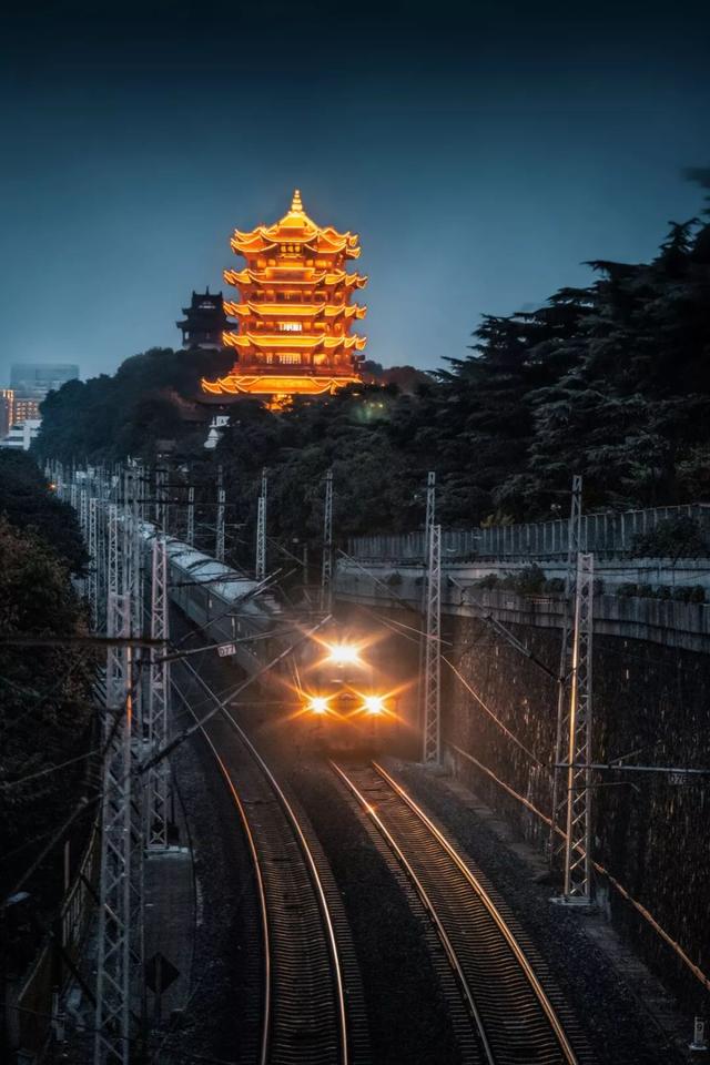 武汉爆红全球!这些图将颠覆你对武汉的印象,太魔幻了