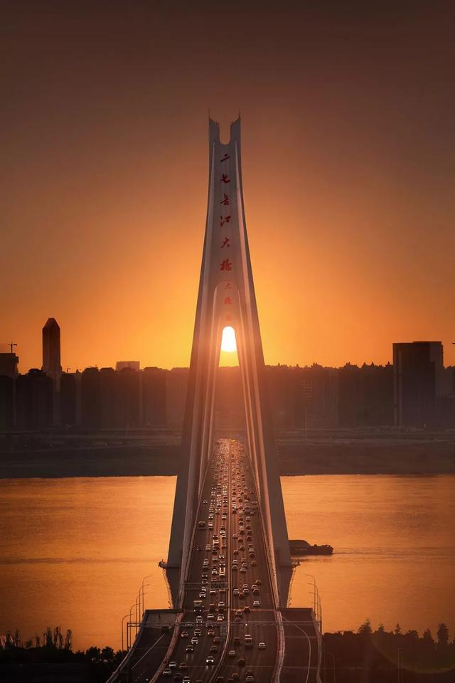 武汉爆红全球!这些图将颠覆你对武汉的印象,太魔幻了