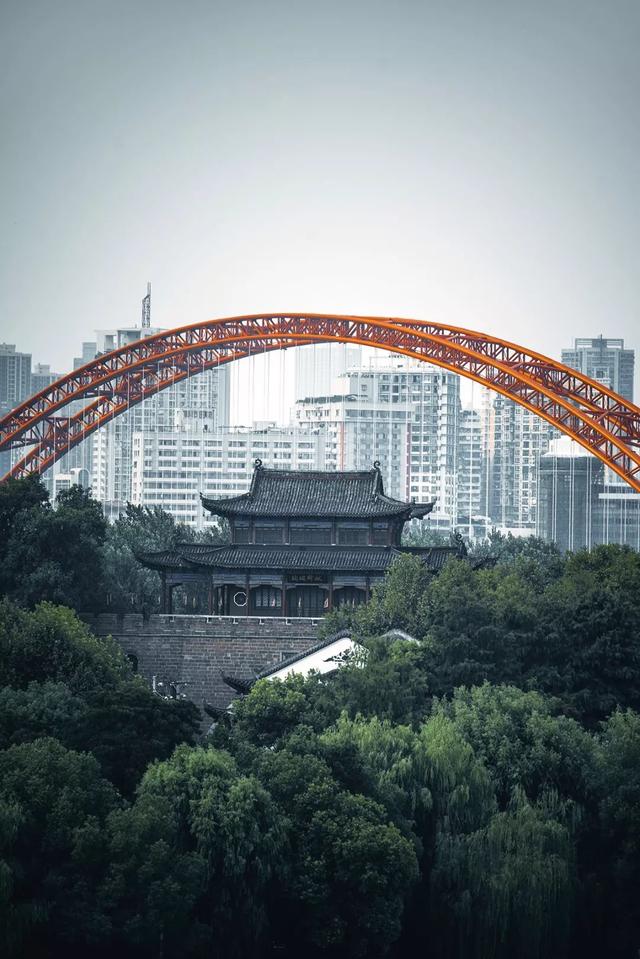 武汉爆红全球!这些图将颠覆你对武汉的印象,太魔幻了